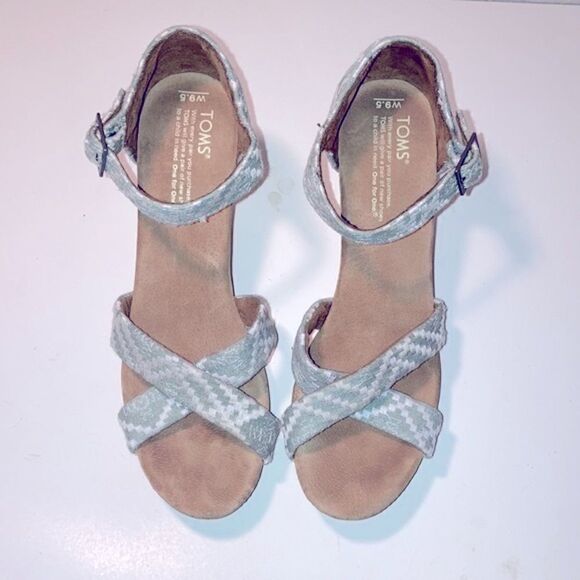 Toms Aztec patterned 3.75” wedges with 1” platform - Picture 3 of 7